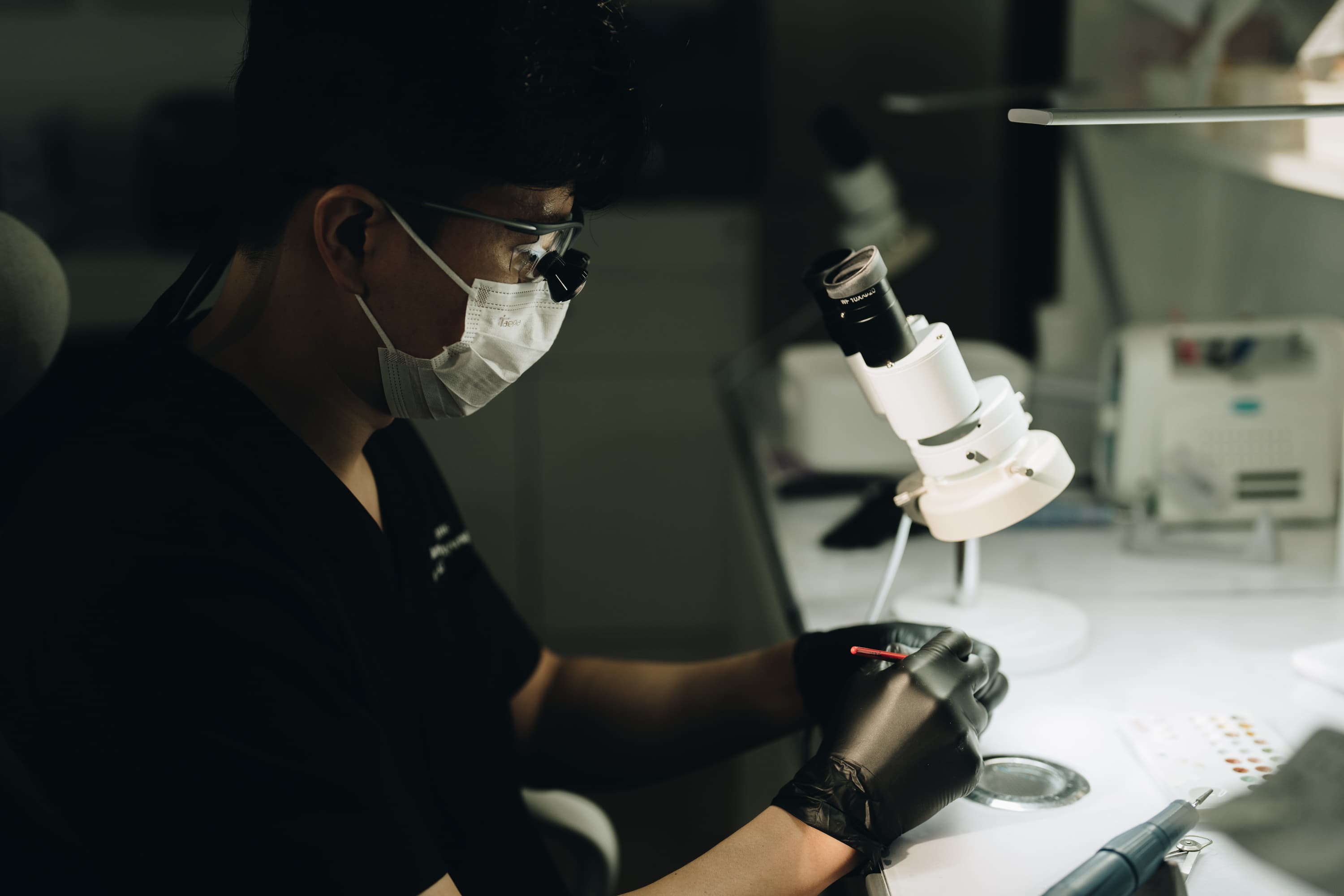 현미경을 보며 보철물을 작업하는 블랑쉬의 제작 현장